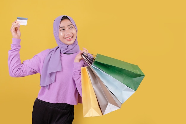 Mulheres bonitas e felizes, asiáticas, viciadas em compras, segurando sacolas de compras, alegres e alegres