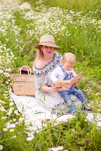 Mulheres bonitas e o filho dela sentado e lendo o livro. Foto de alta qualidade