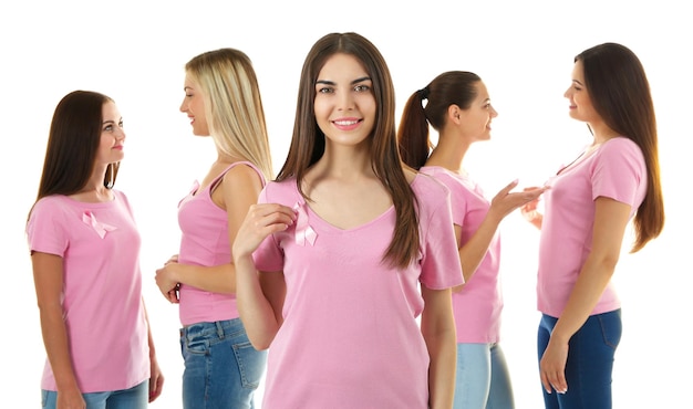 Mulheres bonitas em camisas cor de rosa em fundo branco Conceito de câncer de mama