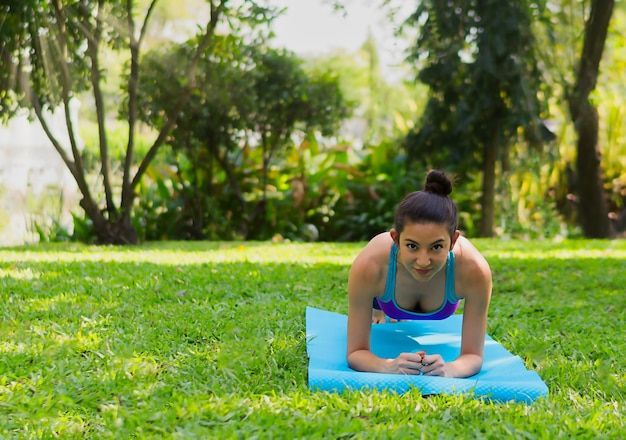 Foto mulheres bonitas fazendo yoga no parque