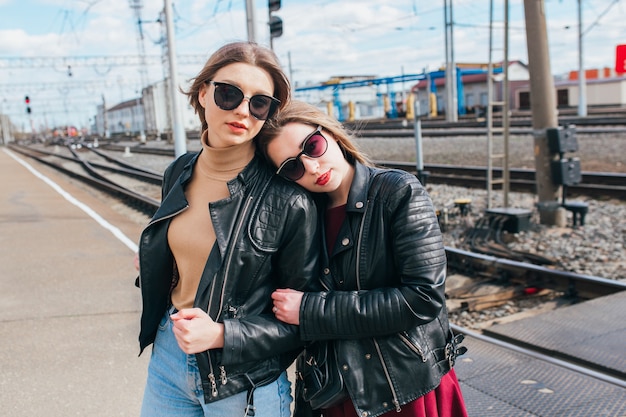 Mulheres bonitas moda posando. Retrato urbano do estilo de vida moderno na cidade. Mulheres vestindo roupas e acessórios de estilo