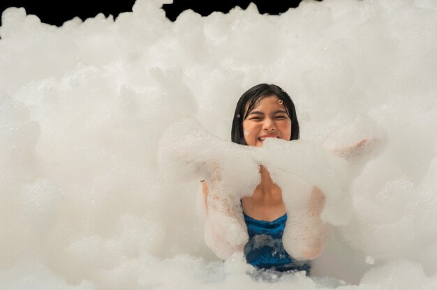 Mulheres bonitas na festa da espuma felizes no verão