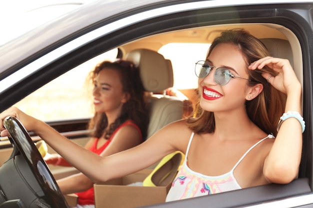 Mulheres bonitas no carro