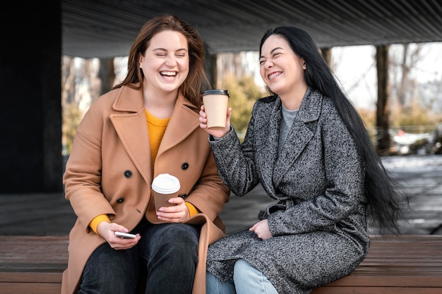 Foto mulheres bonitas posando junto com uma xícara de café