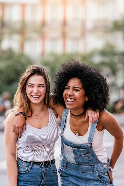 Mulheres bonitas se divertindo na rua. Conceito de juventude.