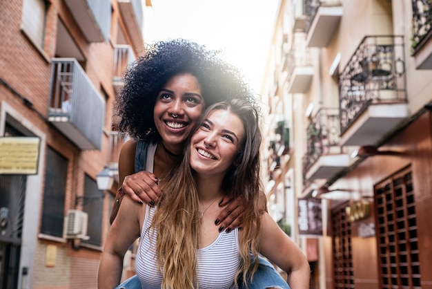 Mulheres bonitas se divertindo na rua. Conceito de juventude.