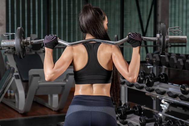 Mulheres bonitas se exercitando na academia