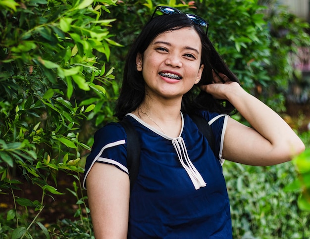 Mulheres bonitas sorriem durante as férias