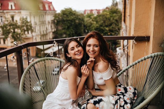 Mulheres bonitas sorrindo e posando no terraço