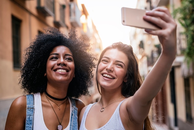 Mulheres bonitas tirando um auto-retrato na rua. conceito de juventude.