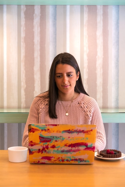 Foto mulheres bonitas usando laptop na cafeteria