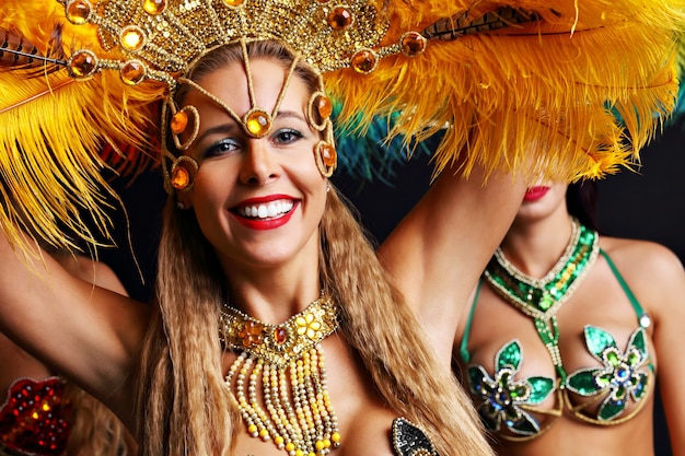 Mulheres brasileiras dançando samba em festa de carnaval