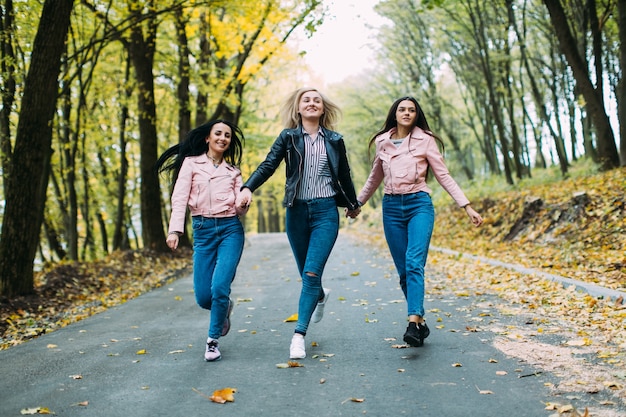 Mulheres caminhando na estrada do outono