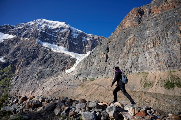 Mulheres caminhando no Monte Edith Cavell, trekking