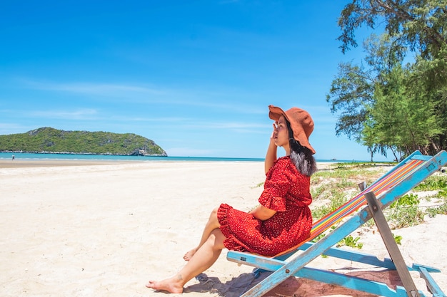 Mulheres, chapéus, sentando, cadeiras, praia, em, a, verão