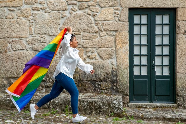 Mulheres com bandeira do arco-íris lgtb