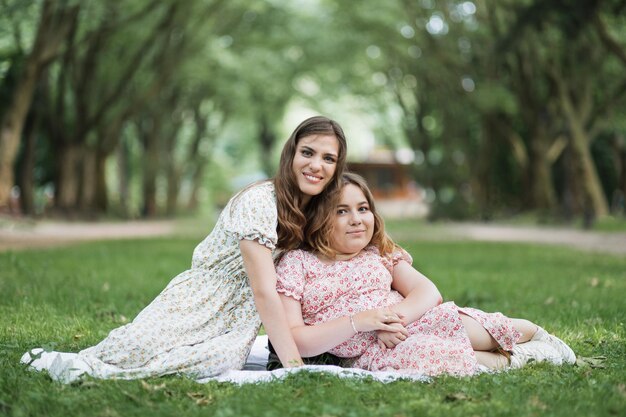 Mulheres com condição crônica de saúde passando tempo no parque