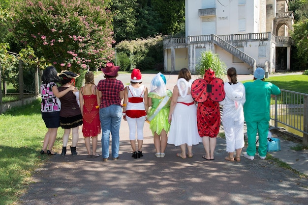 Mulheres com disfarce na rua