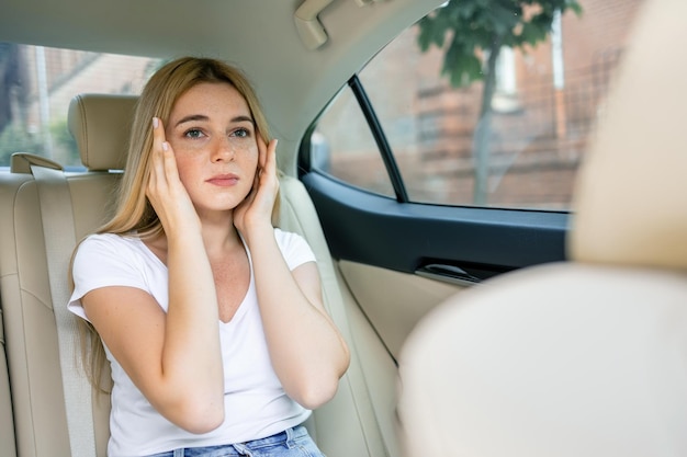 Mulheres com dor de cabeça intensa sofrendo de movimento