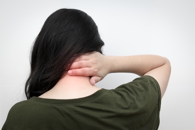 Foto mulheres com dor no pescoço, pressionando a mão no pescoço