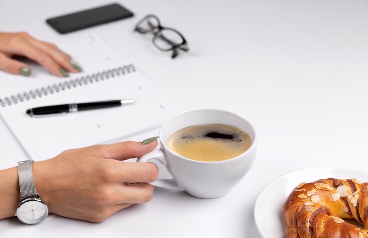 Foto mulheres com mãos bem cuidadas, com design de unhas verde primavera verão, seguram a xícara de café