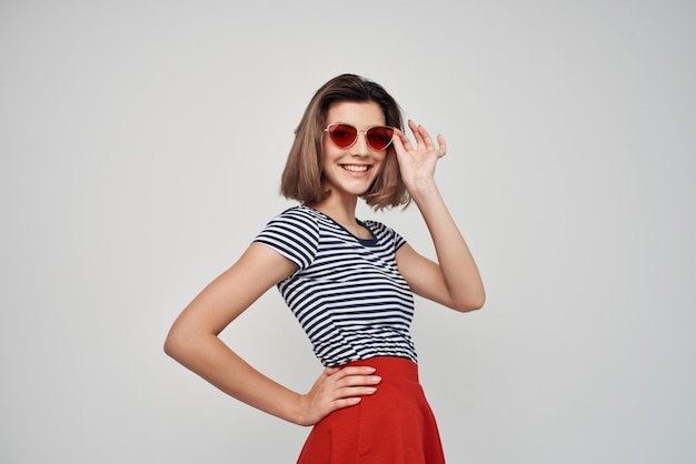 Mulheres com óculos de moda camiseta listrada verão fundo isolado foto de alta qualidade