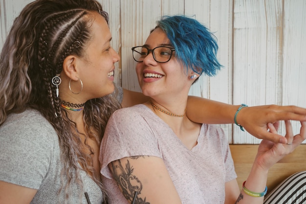 Foto mulheres com pele de tatuagem, mostrando um relacionamento lésbico.