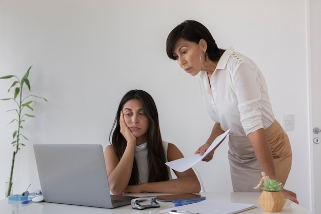 Mulheres com problemas em um projeto