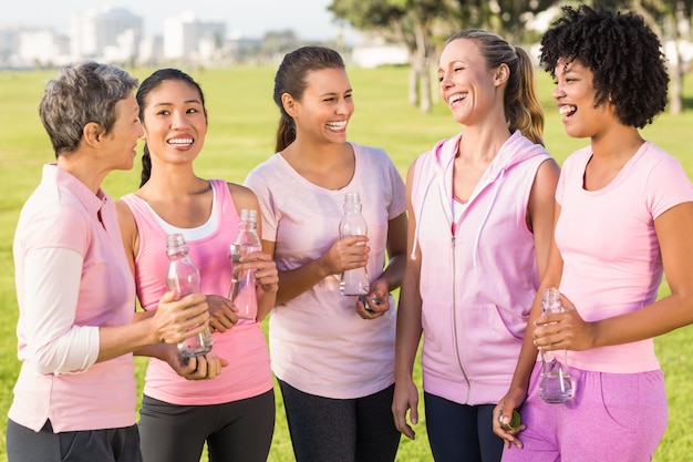 Mulheres com rosa para câncer de mama e conversando