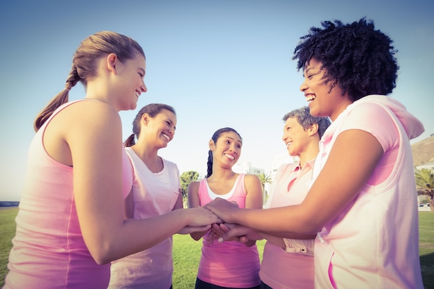 Mulheres com rosa para câncer de mama e juntar as mãos