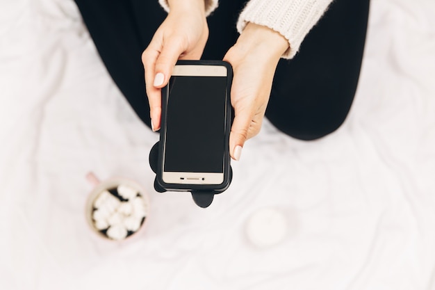 Mulheres com telefone. foto mínima, fundo branco. vista superior.