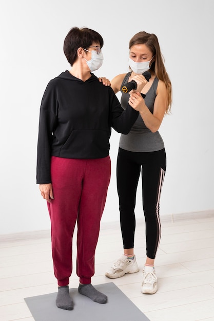 Foto mulheres com treinamento de máscaras médicas