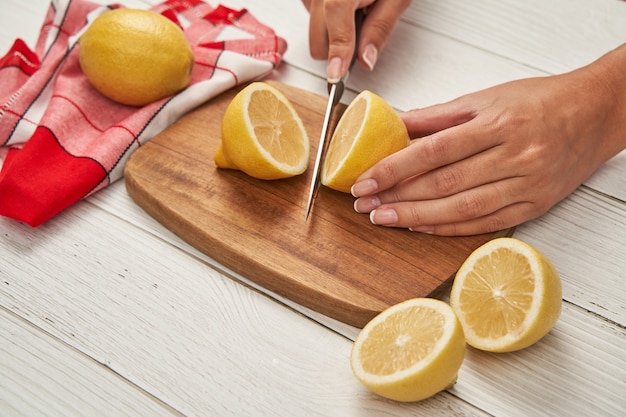 Mulheres cortando limão com faca