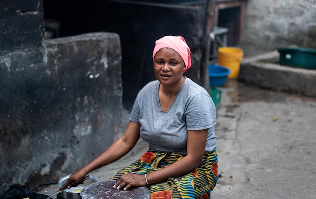 Mulheres cozinhando comida tradicional ao ar livre na rua. foto de alta qualidade