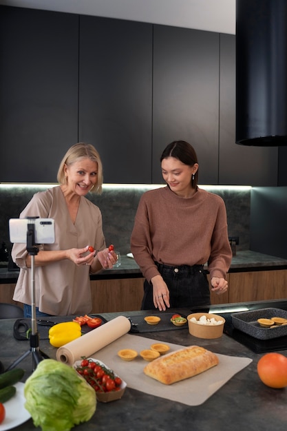 Mulheres cozinhando juntas plano médio