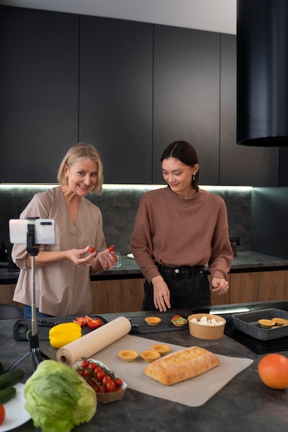 Foto mulheres cozinhando juntas plano médio