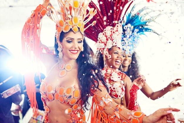 Mulheres cultura e dança para carnaval samba e celebração com apresentação festa e música dançarina feliz e traje para evento ou festival com roupa tradicional em concerto em rio de janeiro
