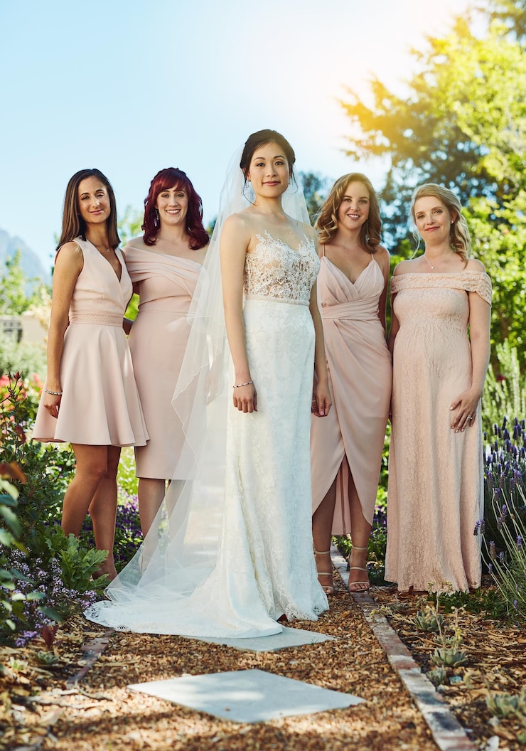 Foto mulheres damas de honra e retrato para casamento na natureza com amigos solidariedade com inclusão para evento mulheres ao ar livre e juntas para compromisso com o amor ou casamento com unidade na austrália
