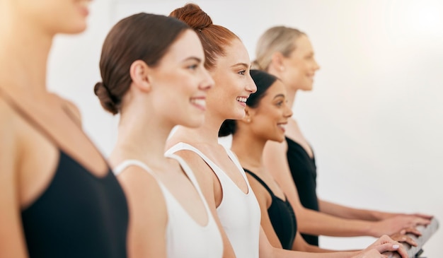 Mulheres de balé treinando em estúdio de aula ou academia para motivação de diversidade e trabalho em equipe em grupo feliz com o progresso sorriso de dançarina internacional em colaboração de salão de baile com confiança do líder mentor