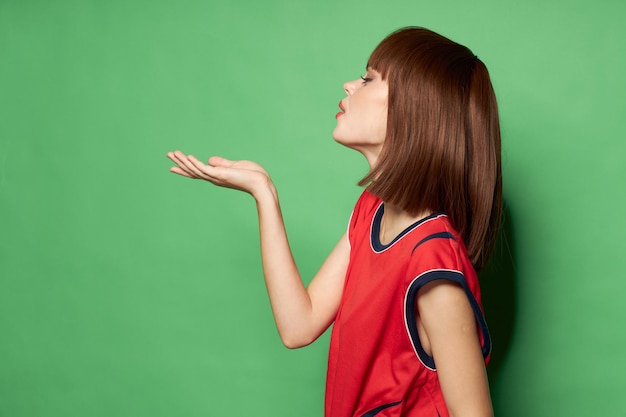 Mulheres de camisa vermelha gesticulando com as mãos livres