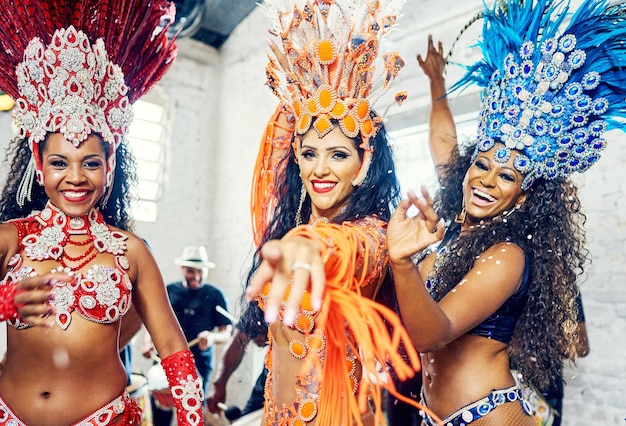 Mulheres de carnaval do Brasil e dança de samba para celebração em evento de festa ou festival com fantasia para apresentação de música ao vivo Grupo feminino feliz fazendo dança cultural no show de ano novo do Rio de janeiro