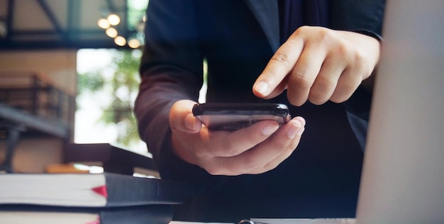 Foto mulheres de contabilidade de negócios trabalham com telefone inteligente conceito de tecnologia financeira