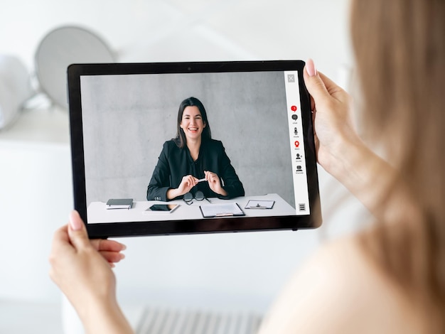 Mulheres de conversa virtual de bate-papo por vídeo em tablet