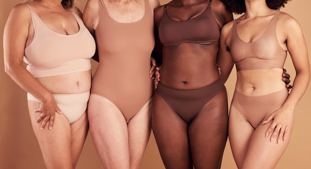 Mulheres de diversidade e corpo real com cuidados com a pele de beleza natural e bem-estar juntos no fundo do estúdio Closeup grupo de modelos femininos em roupas íntimas para fortalecimento do amor próprio e comunidade inclusiva