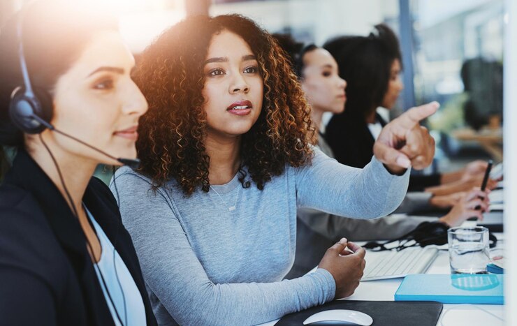 Foto mulheres de escritório e coaching em call center para suporte ao cliente consultoria e profissionalismo para trabalho de crm mentora e agente de treinamento para comunicação e conversação de telemarketing de entrada