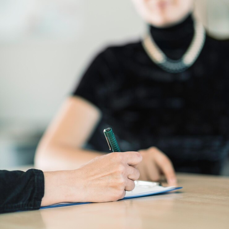 Foto mulheres de negócios a fazer contratos no escritório