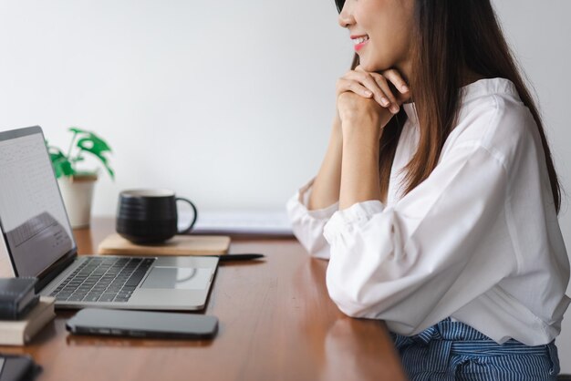 Mulheres de negócios a ler dados no portátil a pensar em novas startups enquanto trabalham fora do escritório