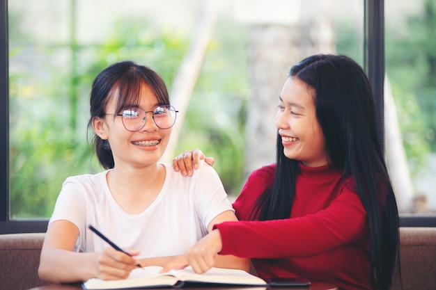 Mulheres de negócios aconselham novos funcionários com um sorriso amigável.