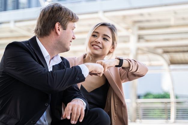 Mulheres de negócios, ajudando juntos, procurando cuidar, parceiro amigo do trabalho, seguro junto conceito