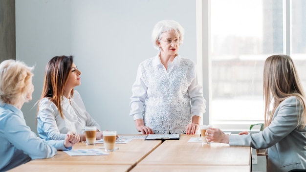 Mulheres de negócios bem-sucedidas. empresa feminina com poder